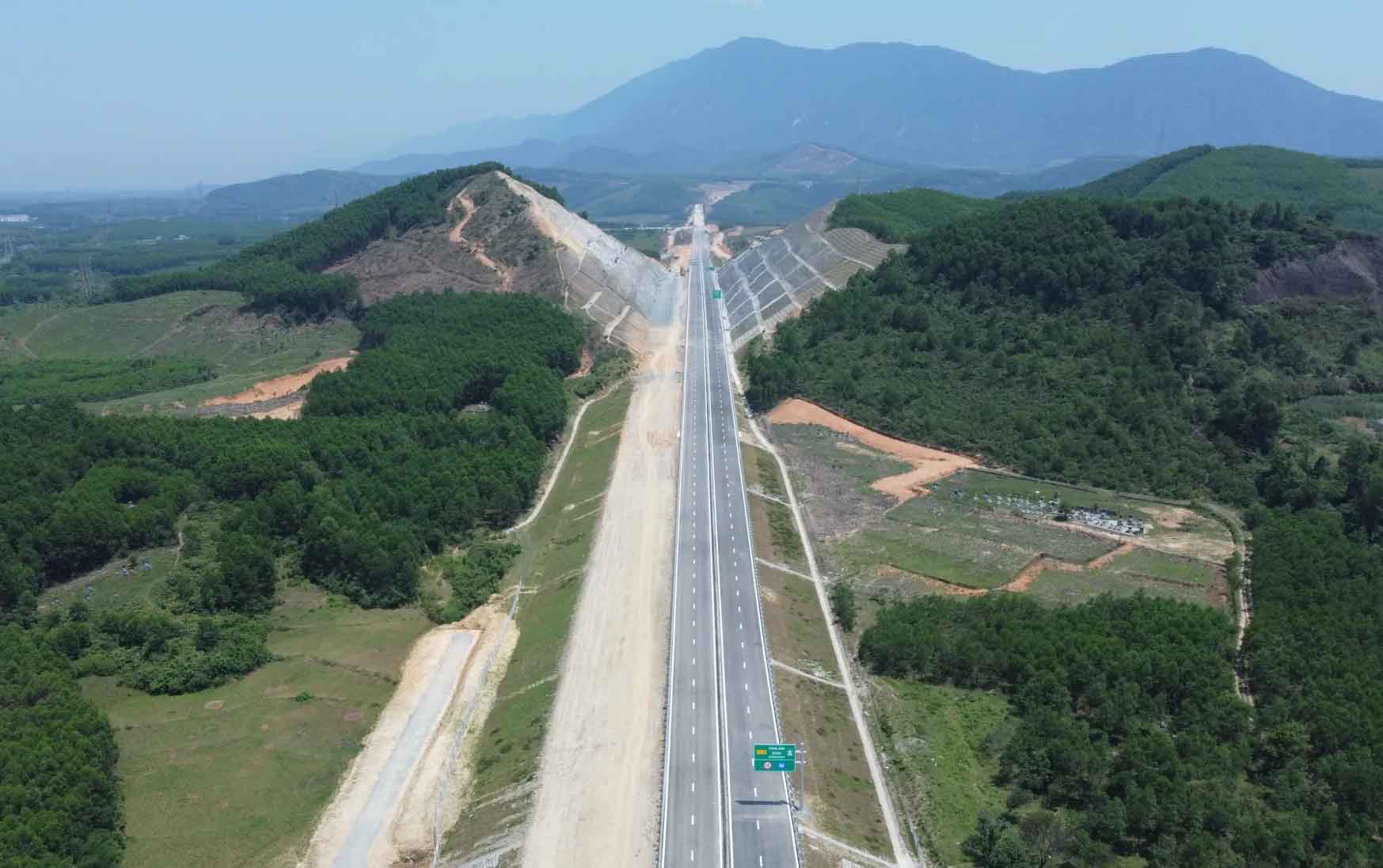 Proyecto Vung Ang Highway: construccion y construccion a traves de un terreno dificil, por lo que es dificil eliminar el 30.6 como el objetivo establecido. Foto: Quang Tuan.