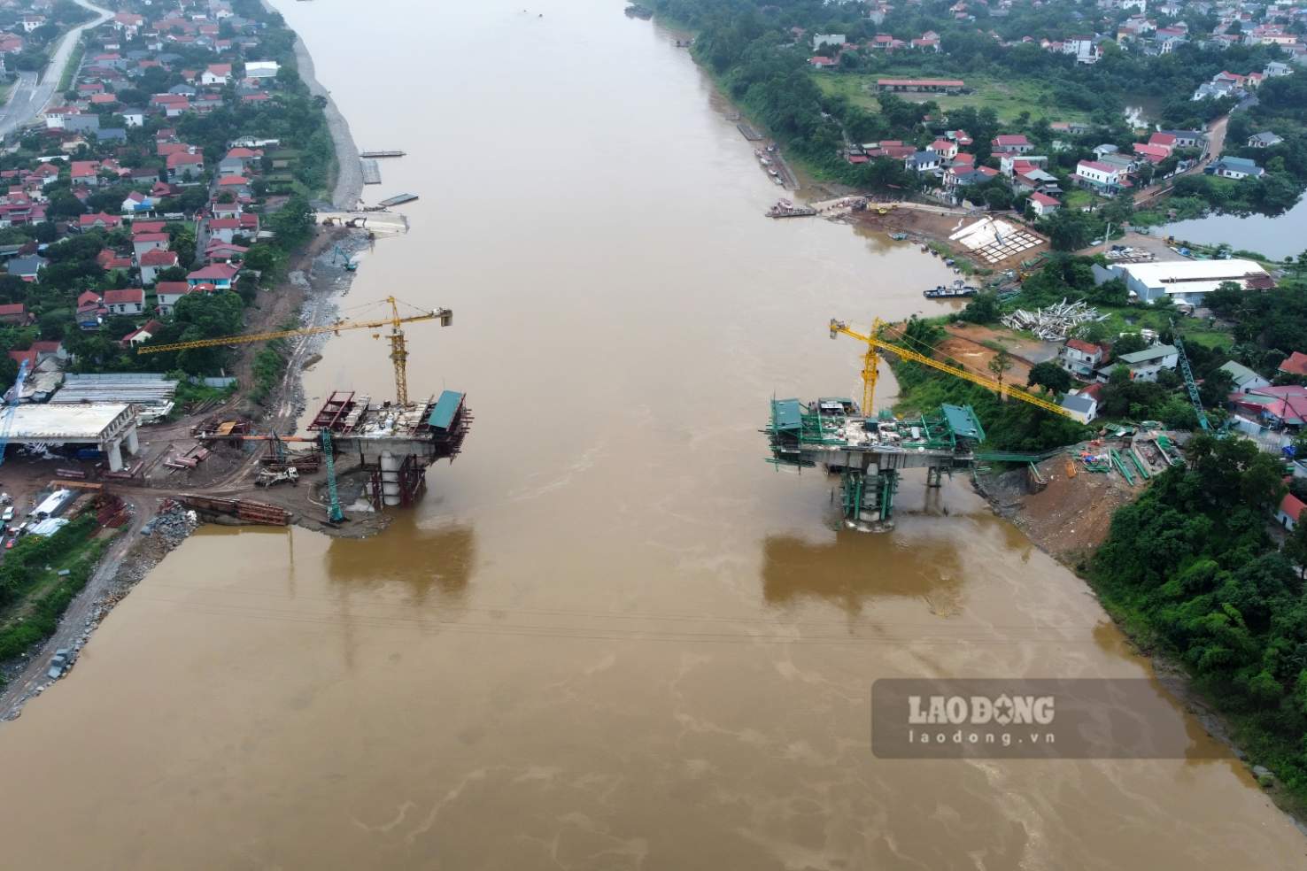 The Prime Minister requested Phu Tho province and the Ministry of National Defense to complete the construction of Phong Chau bridge before October 31, 2025. Photo: To Cong.