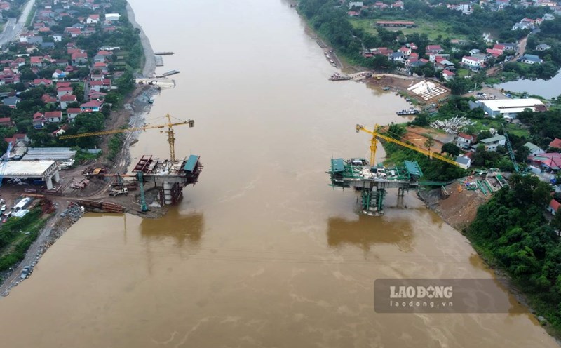 The Prime Minister requested Phu Tho province and the Ministry of National Defense to complete the construction of Phong Chau bridge before October 31, 2025. Photo: To Cong.