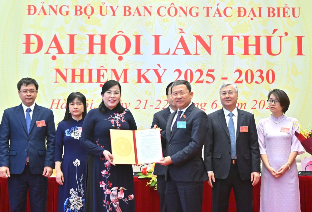 Deputy Secretary of the National Assembly Party Committee Vu Hai Ha presented the decision of the National Assembly Party Committee Standing Committee appointing personnel to participate in the Executive Committee, Standing Committee, appointing Secretary and Deputy Secretary of the Party Committee of the Delegation Work Committee to Chairman of the Delegation Work Committee Nguyen Thanh Hai. Photo: Quang Khanh