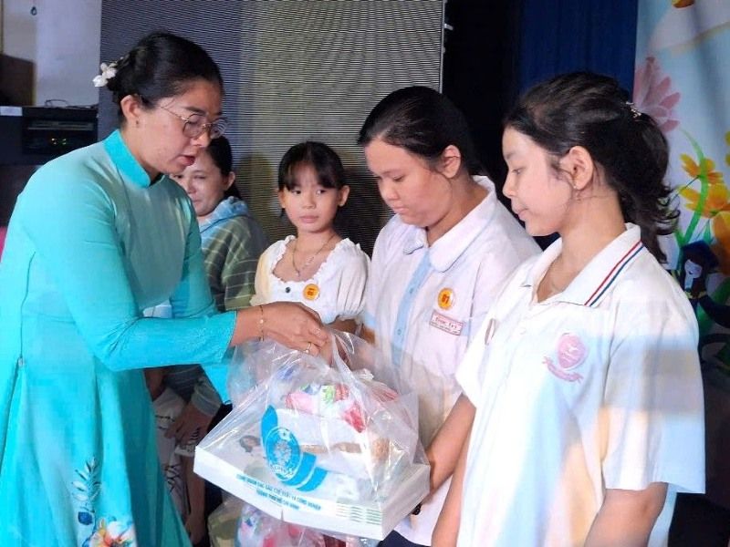 Sra. Le Thi Le Huyen - Vicepresidenta del sindicato de Ciudad Ho Chi Minh Procesamiento de exportaciones y zonas industriales otorgadas becas a los hijos de los miembros del sindicato. Foto: Duc Long