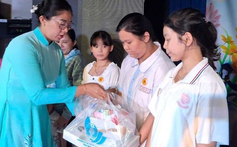 Ms. Le Thi Le Huyen - Vice President of the Trade Union of Export Processing and Industrial Zones of Ho Chi Minh City - presented scholarships to children of union members. Photo: Duc Long