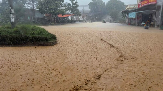 Las fuertes lluvias causaron que muchos caminos en Hoa Binh City estuvieran profundamente en la tarde del 16 de junio. Foto: Minh Nguyen