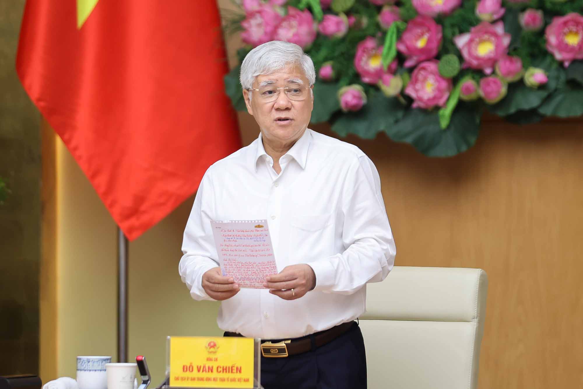 El presidente del Comite Central del Frente de Patricas de Vietnam, Do Van Chien, dijo que el ajuste del objetivo de completar el programa de borrar casas temporales y casas en ruinas el 31 de agosto de 2025 es completamente factible. Foto: VGP/NHAT BAC.