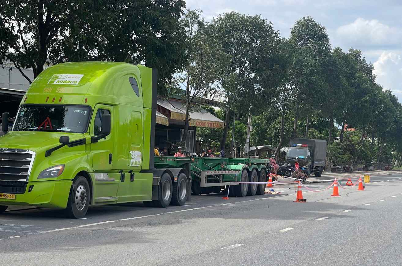La escena de un accidente de motocicleta con contenedores hizo que los jovenes murieran. Foto: Dinh Trong