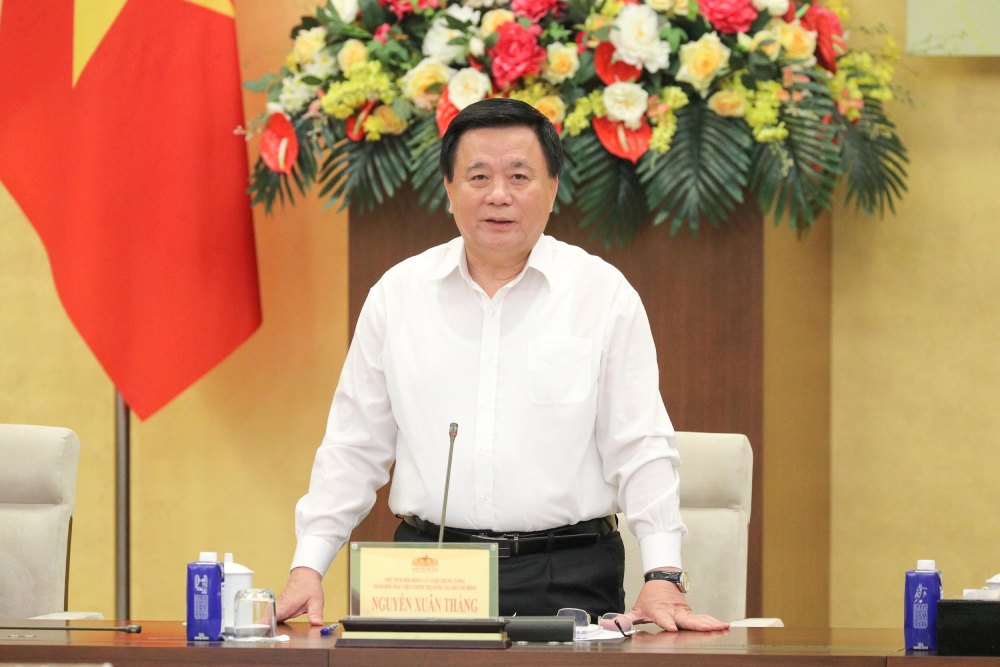 Presidente del Consejo Teorico Central, Director de la Academia Politica Nacional Ho Chi Minh, Nguyen Xuan Thang, hablo en la conferencia sobre comentarios de los jovenes agentes de la Asamblea Nacional en el borrador del documento del XIV Congreso del partido. Foto: Ho Long