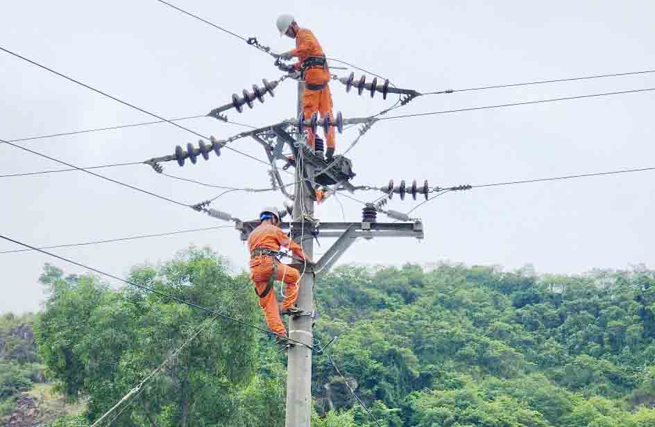 Ha Tinh Power Workers increase inspection of the power grid to ensure power supply. Photo: Thu Thao.