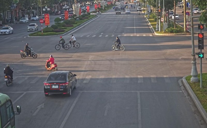 Cars running red lights were fined at Hung Vuong - Huyen Quang Intersection, Bac Giang City. Photo: Bac Giang Police