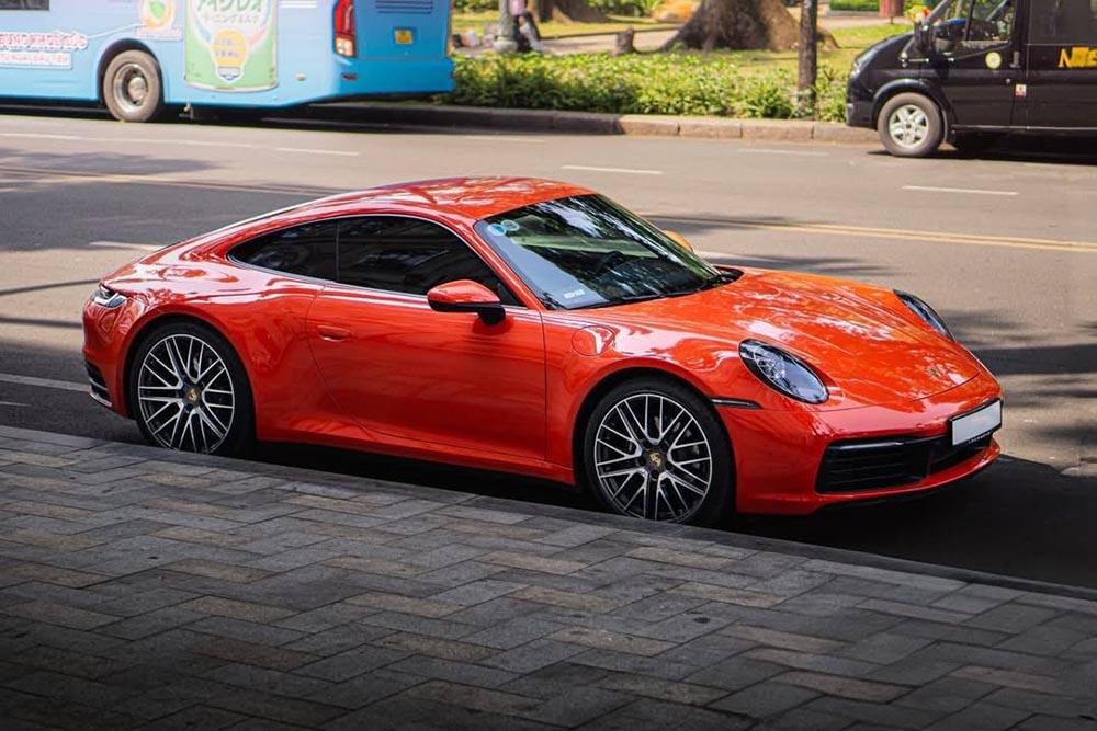 Porsche 911 tiene un color de pintura extraño, atrayendo la atencion en la comunidad que abarca el automovil en Vietnam. Foto: Hung Vu