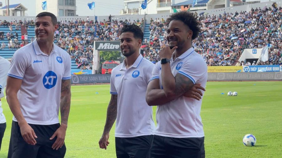 Xuan Son (far right) and his teammates at Thien Truong Stadium on the afternoon of June 22. Photo: Hoang Hue