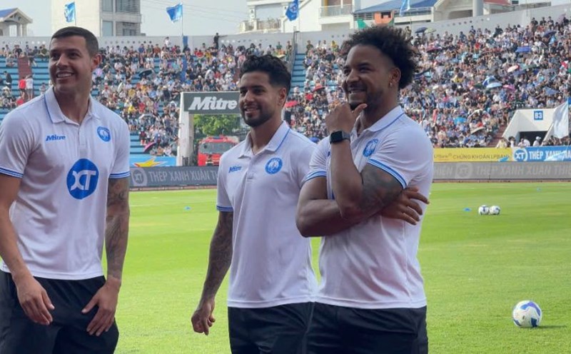 Xuan Son (far right) and his teammates at Thien Truong Stadium on the afternoon of June 22. Photo: Hoang Hue