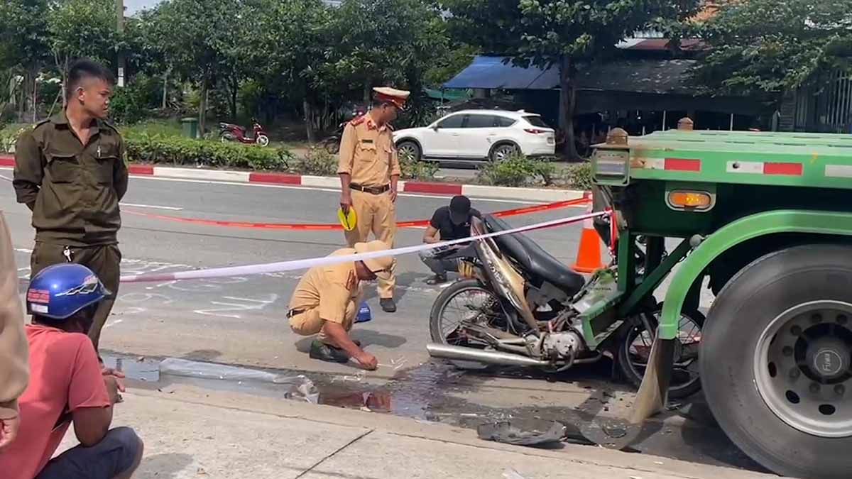 The scene of the accident between a motorbike and a container truck, causing a young man to die on the spot on Huynh Van Luy Street, Binh Duong Province.