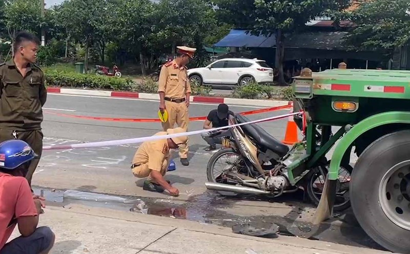 The scene of the accident between a motorbike and a container truck, causing a young man to die on the spot on Huynh Van Luy Street, Binh Duong Province.
