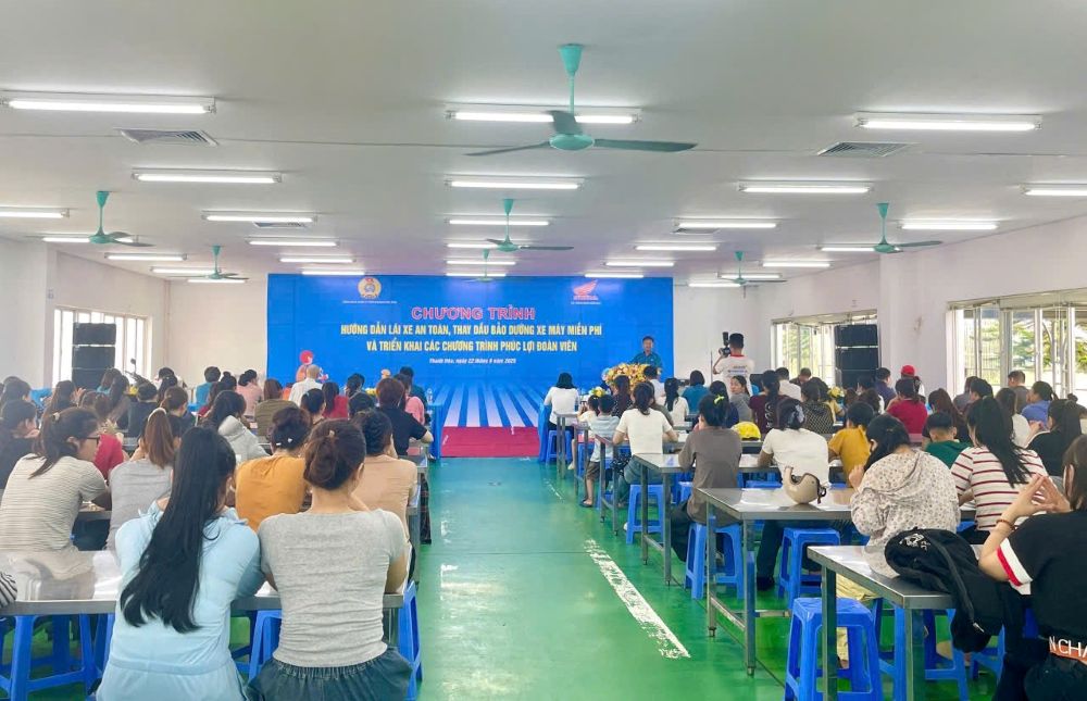Huong dan lai xe an toan cho cong nhan lao dong. Anh: Minh Hoang