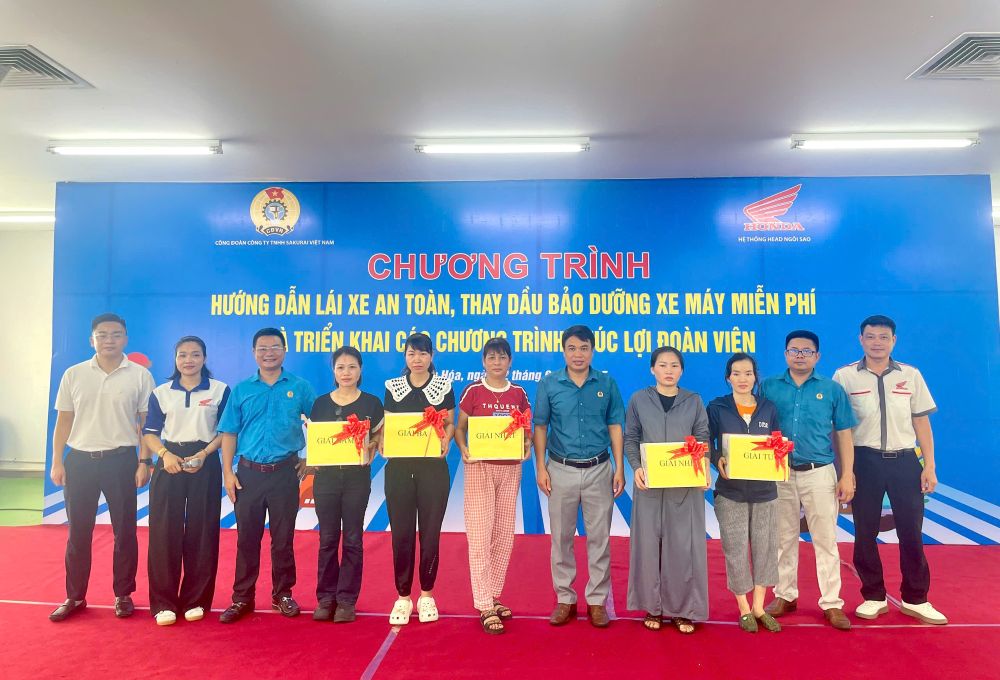Dai dien lanh dao Cong doan Cong ty TNHH Sakurai Viet Nam trao thuong cho doan vien, nguoi lao dong. Anh: Minh Hoang