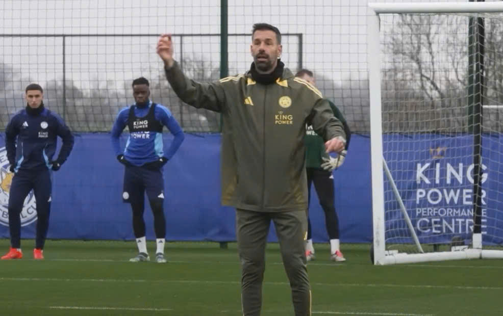 Ruud Van Nistelrooy finalmente estaba a punto de ser despedido por Leicester. Foto: Corte del video