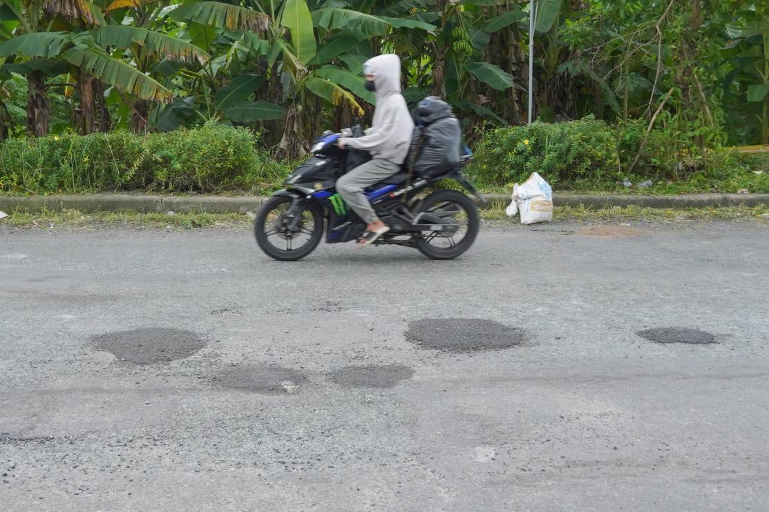 Mặt đường Nguyễn Văn Cừ chi chít những mảnh vá. Ảnh: Tạ Quang