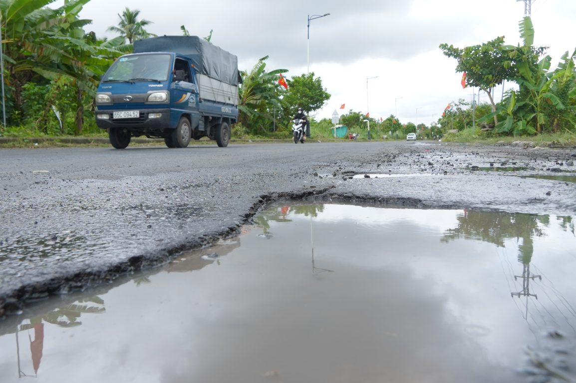 Những ổ gà đang trở thành nỗi ám ảnh của người dân. Ảnh: Tạ Quang