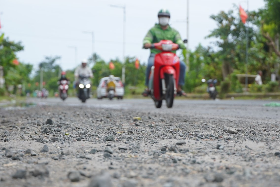 Nhiều vị trí có đá dăm vương vãi khắp mặt đường. Ảnh: Tạ Quang