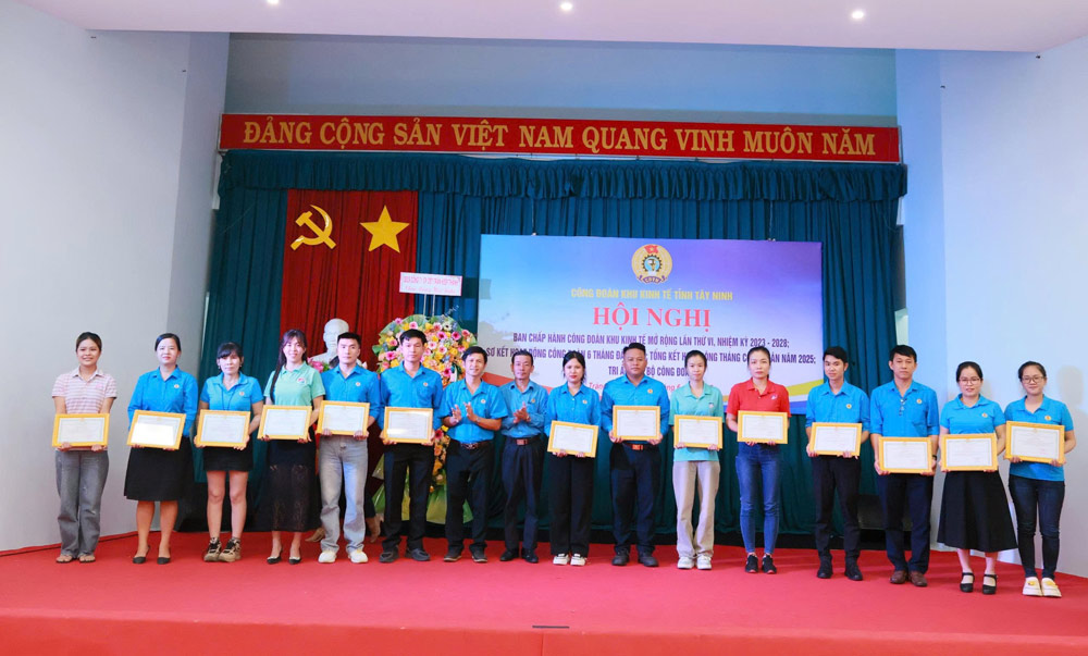 Khen thuong cac CDCS co thanh tich xuat sac trong cong tac phat trien doan vien trong thang cao diem phat trien doan vien nam 2025. Anh: Huy Dung