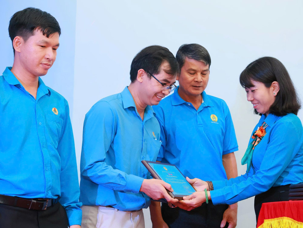 D/c Nguyen Thi Kim Lien, Uy vien Doan Chu tich Tong Lien doan, Chu tich Cong doan Khu kinh te tinh Tay Ninh tri an can bo Cong doan co nhieu dong gop trong phong trao thi dua lao dong gioi ca xay dung to chuc Cong doan Khu kinh te vung manh. Anh: Huy Dung