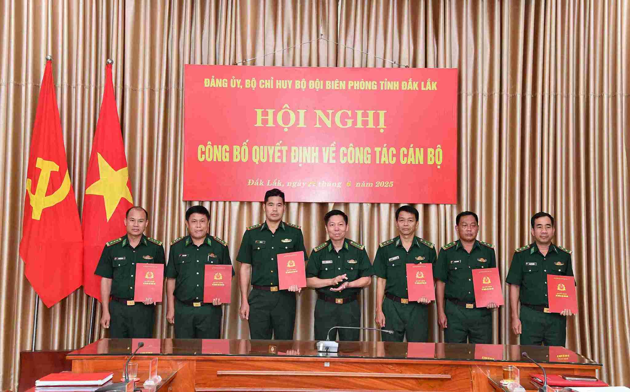 Colonel Do Quang Tham - Secretary of the Dak Lak Provincial Border Guard Party Committee - presented decisions on personnel work. Photo: Nguyen Lan