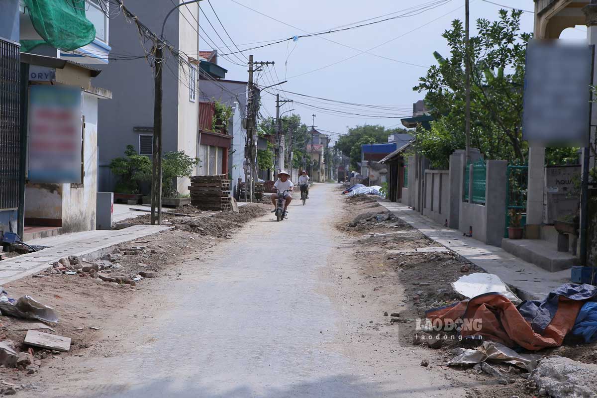 The commune's main road in Vu Ban district (Nam Dinh province) was cleared by the people for expansion. Photo: Luong Ha