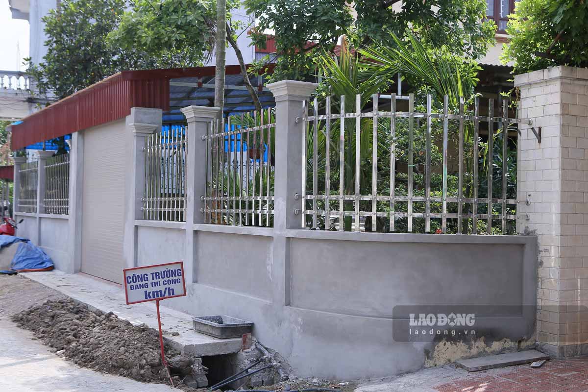 Hang rao tuong moi duoc nguoi dan dan dung lai sau khi GPMB mo