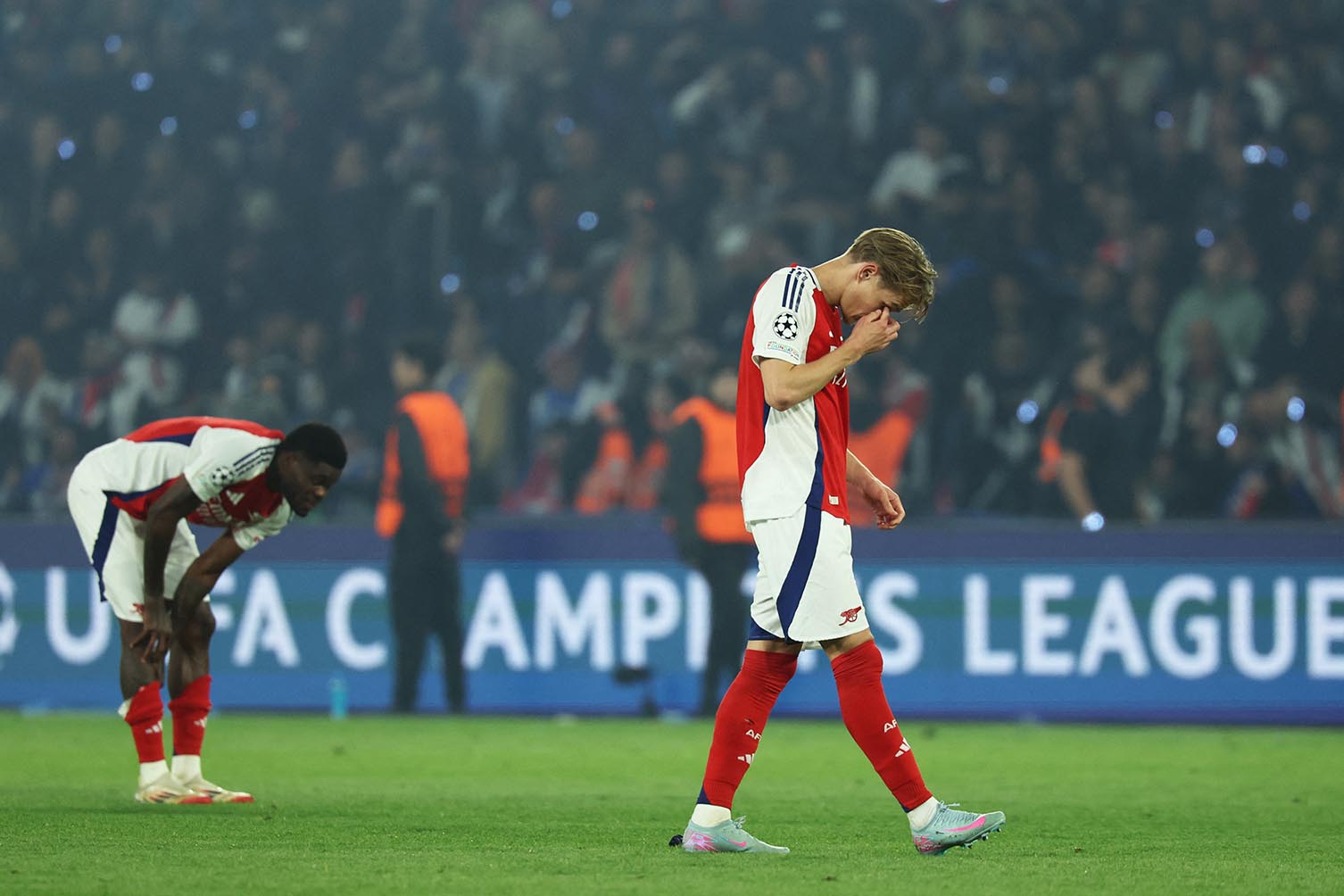 Hang tien ve cua Arsenal dang thieu chieu sau de co the dua tranh song phang o mua toi. Anh: AFP