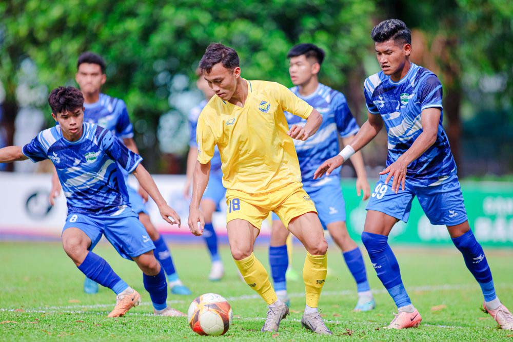 Gia Dinh (yellow shirt) won a ticket to play in the 2024-2025 First Division. Photo: VFF