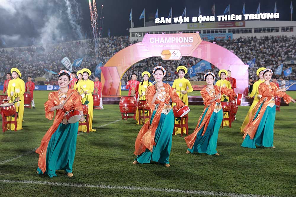 Chuong trinh van nghe day mau sac dan toc duoc to chuc truoc le trao giai.