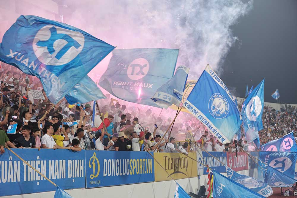 Chien thang 1-0 truoc Hong Linh Ha Tinh o vong cuoi V.League 2024-2025 cang khien ngay Thep Xanh Nam Dinh nhan cup vo dich tro nen cam xuc hon. Hang chuc nghin khan gia da lap kin san Thien Truong trong buoi le trao giai cho Thep Xanh Nam Dinh.