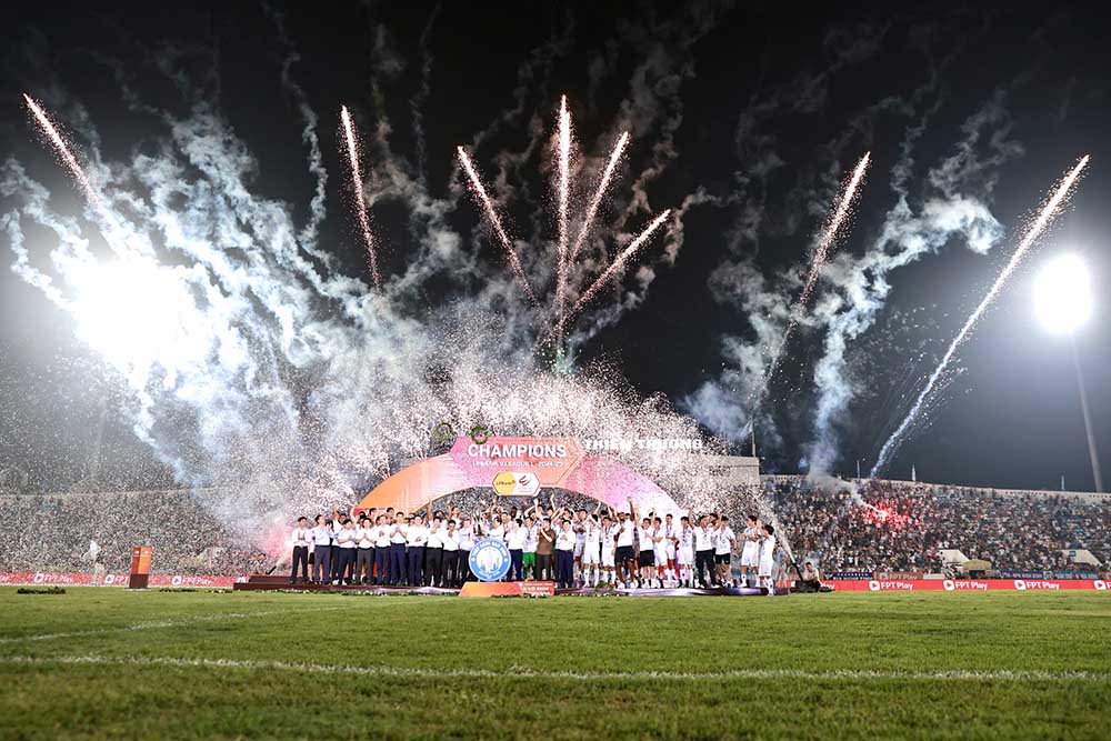 Le nhan cup hoanh trang cua Thep Xanh Nam Dinh tren san van dong Thien Truong.