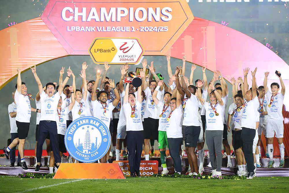 Chuc vo dich V.League lan thu 2 lien tiep giup doi bong thanh Nam cung co vi the so mot tai dau truong quoc noi.