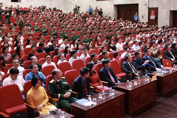 Cac khach moi tham du Chuong trinh Vinh quang Viet Nam, toi 22.6. Anh: Nguyen Hai