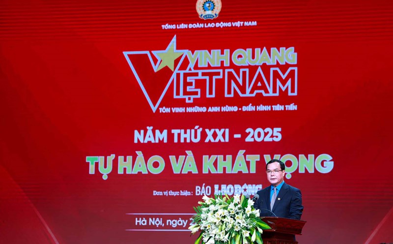 President of the Vietnam General Confederation of Labor Nguyen Dinh Khang delivered the opening speech of the Vietnam Glory program on the evening of June 22. Photo: Nguyen Hai