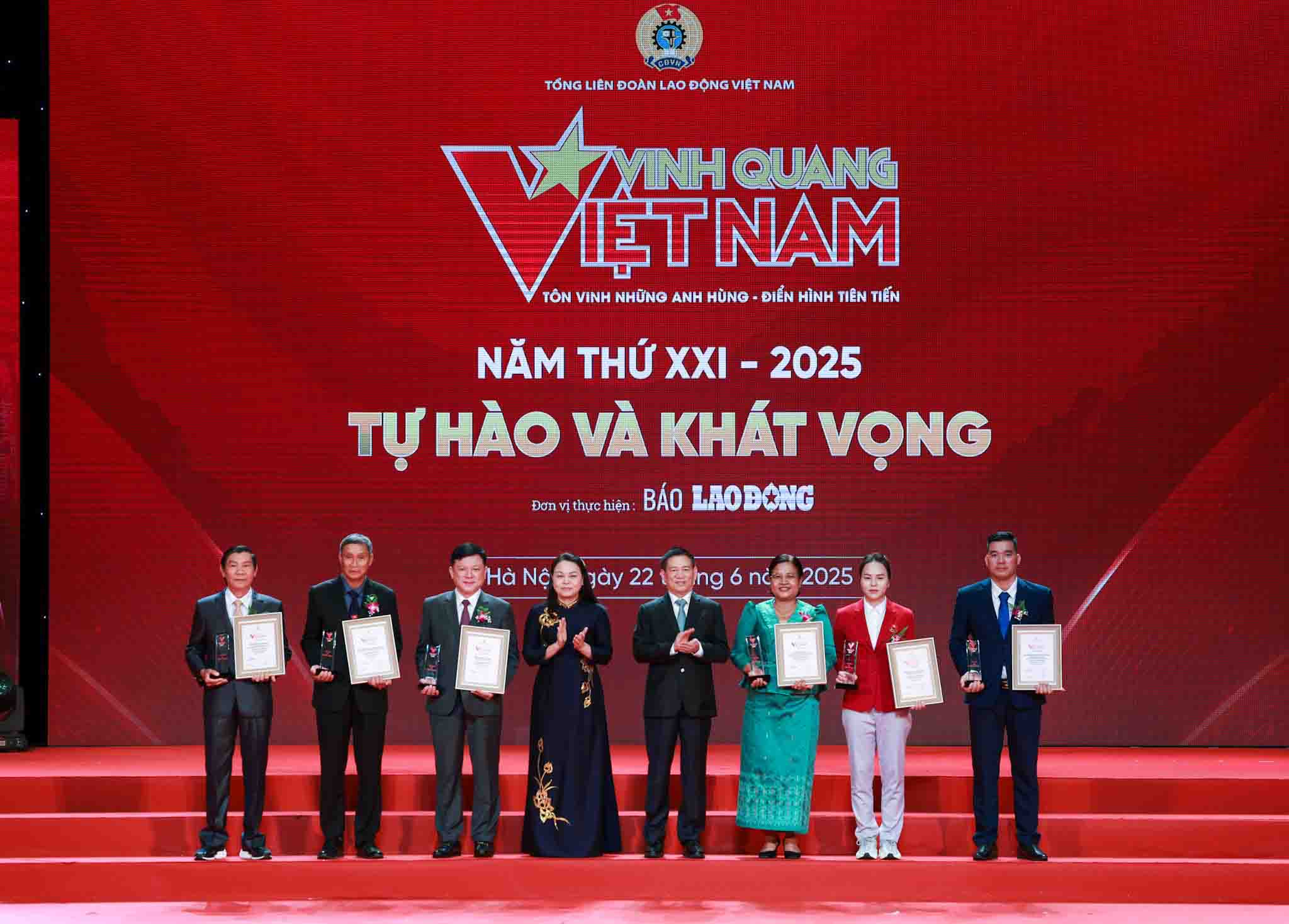 Ong Ho Duc Phoc - Uy vien Trung uong Dang, Pho Thu tuong Chinh phu va ba Nguyen Thi Thu Ha - Uy vien Trung uong Dang, Pho Chu tich - Tong Thu ky Uy ban Trung uong Mat tran To quoc Viet Nam da trao giai cho 6 ca nhan xuat sac trong cac linh vuc nghien cuu khoa hoc, van hoa the thao, lao dong. Anh: Nguyen Hai