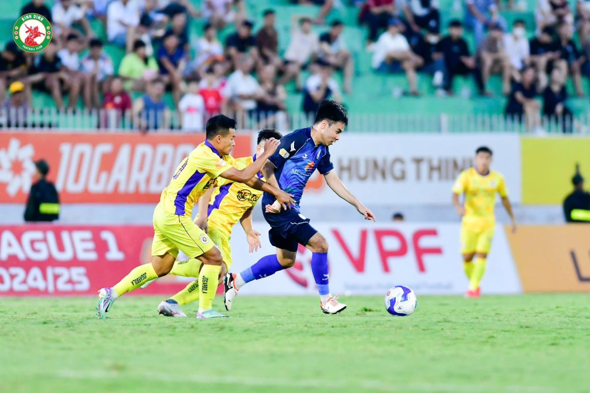 Binh Dinh team (blue shirt) relegated after V.League 2024-2025 ends. Photo: Binh Dinh Club