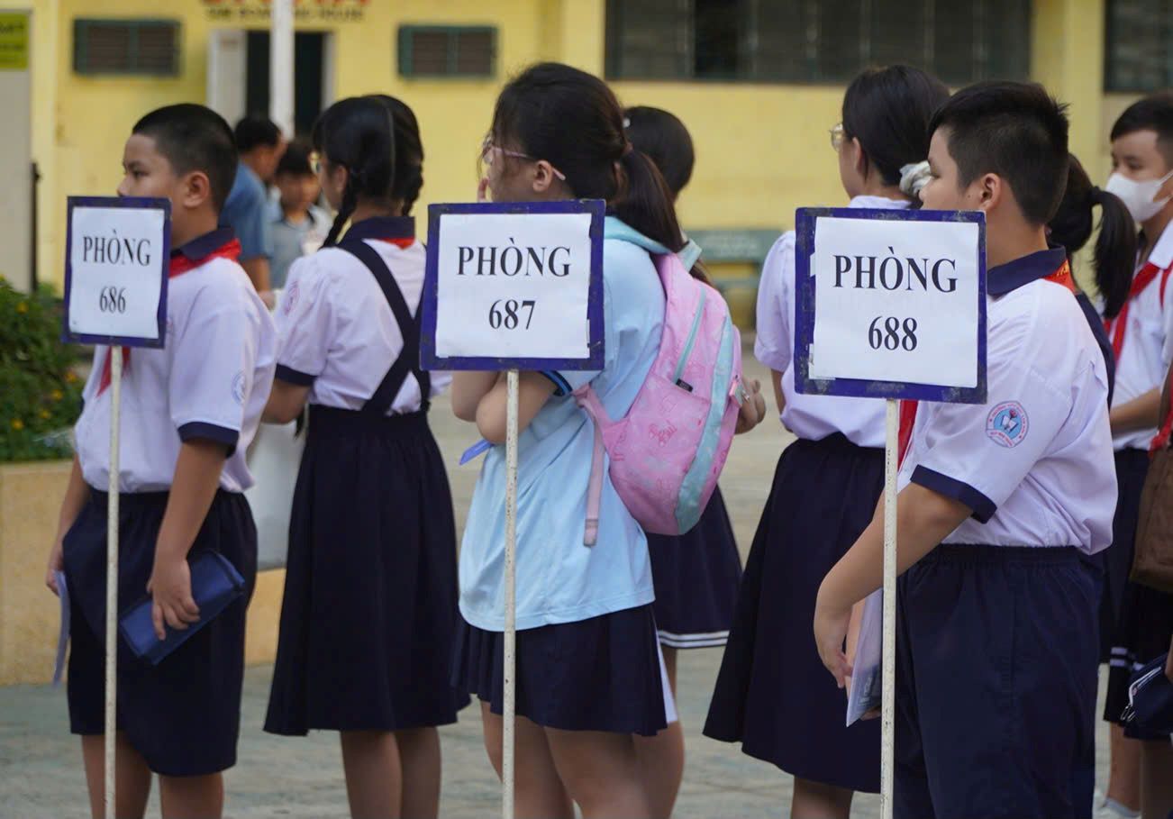 Los candidatos asisten a la encuesta para evaluar la capacidad de grado 6 de la Escuela Secundaria Tran Dai Nghia en 2025. Foto: Chan Phuc Phuc