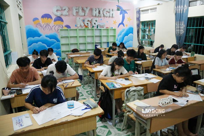 Dem trang o lop hoc va giac mo “vuot kho” cua si tu vung cao Dien Bien Anh: Quang Dat 