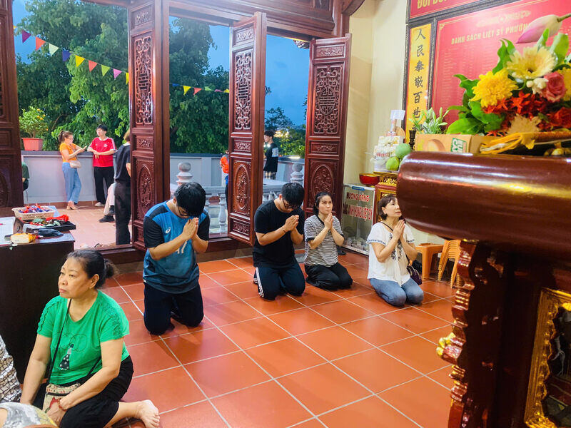 Khong khi trang nghiem tai ngoi den linh thieng. Ảnh: Tuong Vy
