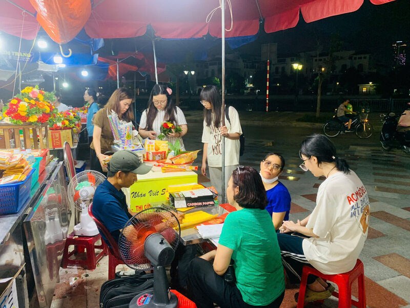 Cac bac phu huynh ai cung lo lang, tat bat chuan bi le so cho con em minh. Ảnh: Tuong Vy