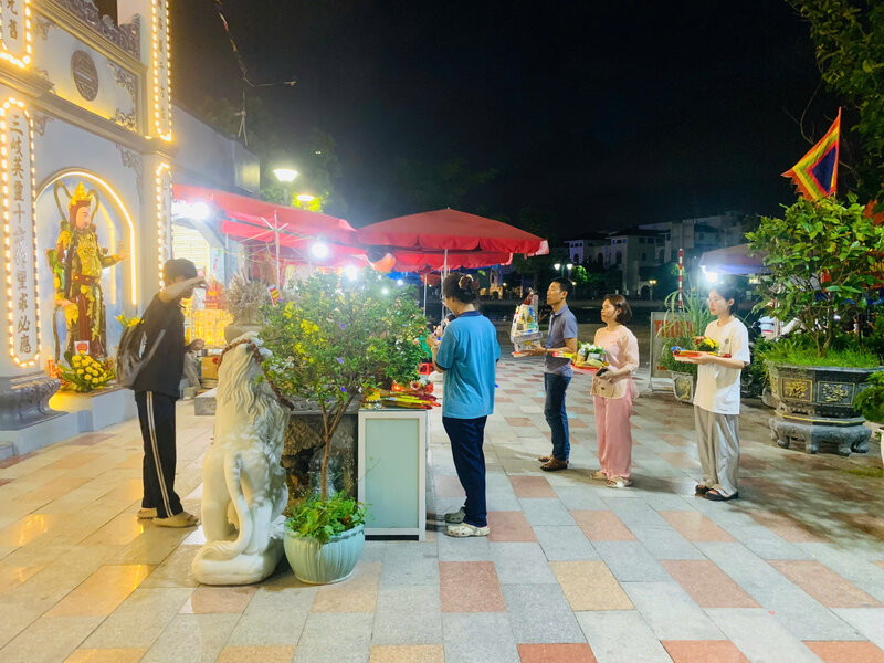 Khu vuc ngoai den cung duoc nhieu nguoi toi dang huong. Ảnh: Tuong Vy