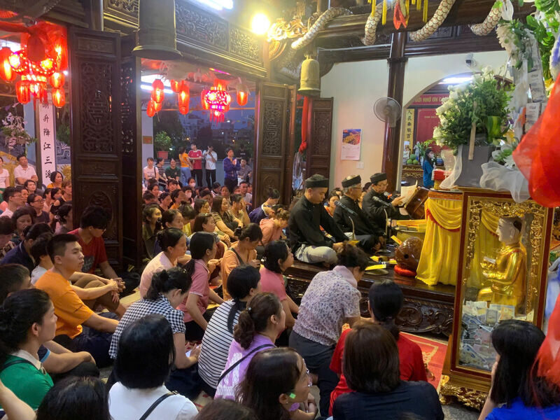 Khu vuc trong den deu chat kin cac si tu toi cau may man, suon se trong thi cu. Ảnh: Tuong Vy