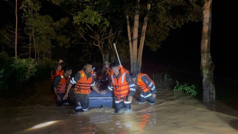 Police cut through floods, providing food to isolated localities in Bac Son district, Lang Son province. Photo: Provided by the police