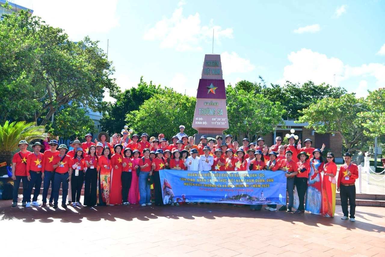 La delegacion de los vietnamitas y representantes de los grupos etnicos, religiones e intelectuales en Vietnam visito a la gente del distrito de la isla Truong SA y la plataforma DK-1, 4 de abril de 2025. Foto: Representante del Comite Estatal para Vietnamitas Vietnamitas Vietnamitas Vietnamitas