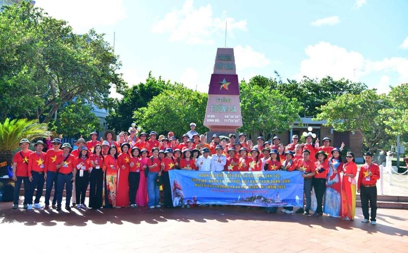 The delegation of overseas Vietnamese and representatives of ethnic groups, religions, and intellectuals of Vietnam visited the army and people of Truong Sa island district and DK-1 Bridge House in April 2025. Photo: Provided by the representative of the State Committee for Overseas Vietnamese