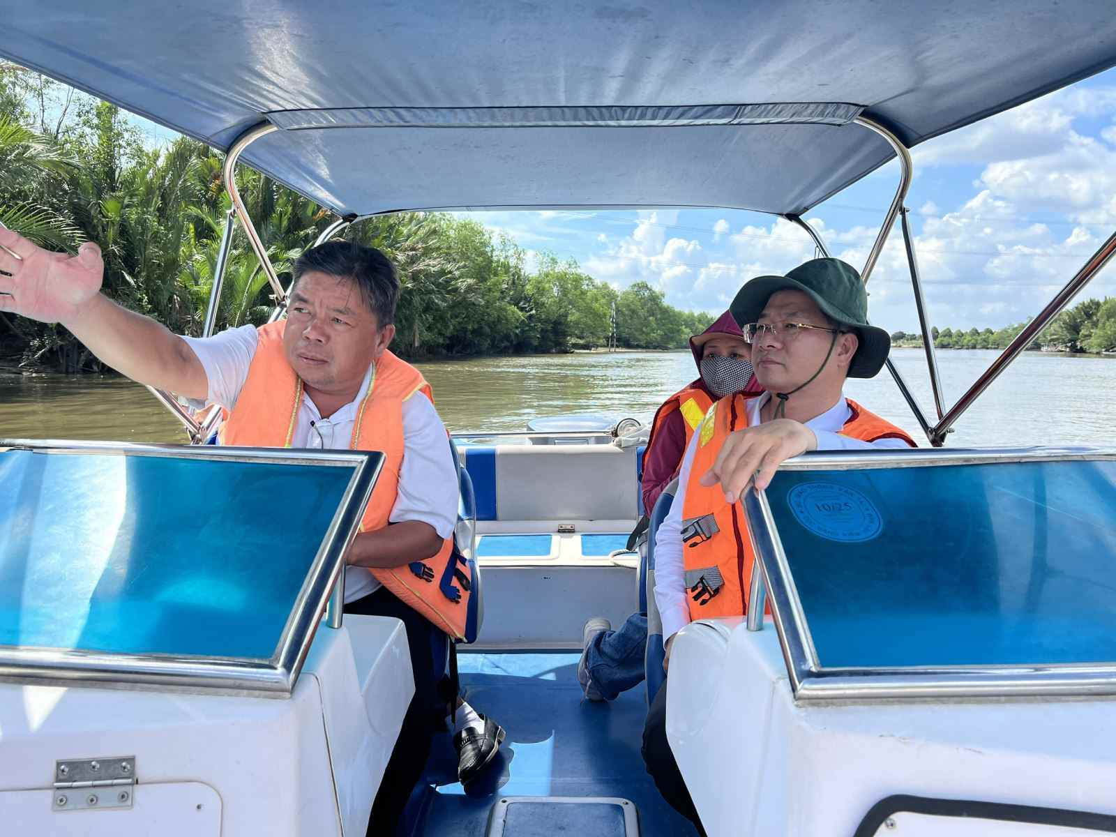 Las excursiones a la localidad ayudan a los profesores y cientificos de la division de la Universidad de Riego a resolver los problemas de riego y trabajan en algunas provincias del Delta del Mekong. Foto: Van Trang