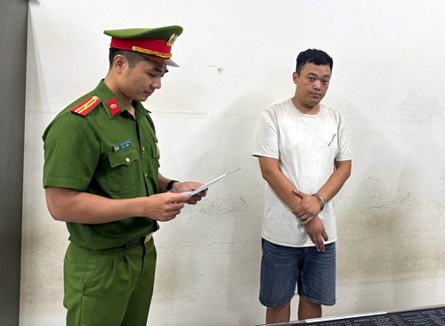 Cảnh báo từ việc "chặt chém" hành khách tại Bến xe Mỹ Đình. Ảnh: CAHN