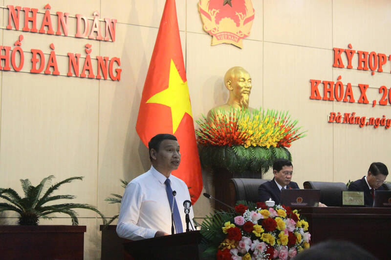 Mr. Ho Ky Minh - Vice Chairman of Da Nang City People's Committee reported on the implementation of the State budget estimate for the first 6 months of the year and measures to manage and operate the State budget for the last 6 months of 2025. Photo: Tran Thi